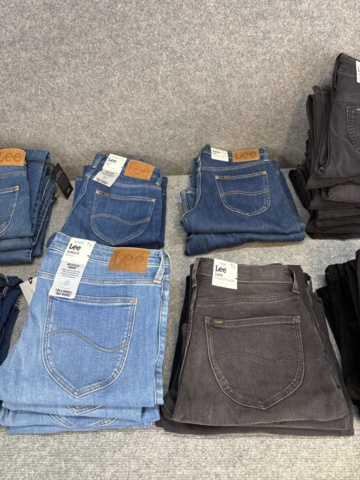 1542690-6 Stort jeansparti – LEE, Wrangler, Nudie Jeans, Superdry m.fl. | 140+ nya plagg med etikett