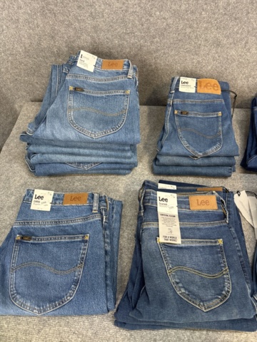 1542690-8 Stort jeansparti – LEE, Wrangler, Nudie Jeans, Superdry m.fl. | 140+ nya plagg med etikett