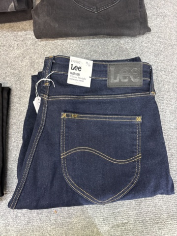 1542690-10 Stort jeansparti – LEE, Wrangler, Nudie Jeans, Superdry m.fl. | 140+ nya plagg med etikett
