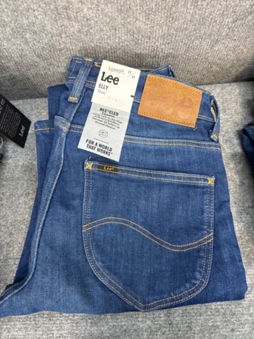 1542690-18 Stort jeansparti – LEE, Wrangler, Nudie Jeans, Superdry m.fl. | 140+ nya plagg med etikett