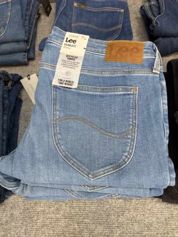 1542690-19 Stort jeansparti – LEE, Wrangler, Nudie Jeans, Superdry m.fl. | 140+ nya plagg med etikett