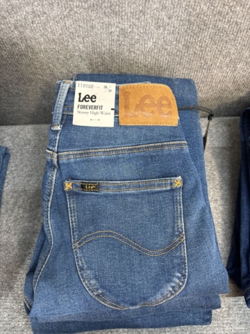 1542690-20 Stort jeansparti – LEE, Wrangler, Nudie Jeans, Superdry m.fl. | 140+ nya plagg med etikett