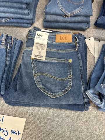 1542690-21 Stort jeansparti – LEE, Wrangler, Nudie Jeans, Superdry m.fl. | 140+ nya plagg med etikett