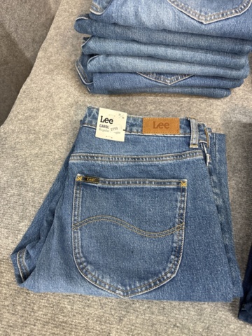 1542690-23 Stort jeansparti – LEE, Wrangler, Nudie Jeans, Superdry m.fl. | 140+ nya plagg med etikett