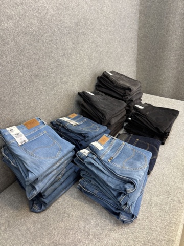 1542690-25 Stort jeansparti – LEE, Wrangler, Nudie Jeans, Superdry m.fl. | 140+ nya plagg med etikett