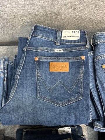1542690-29 Stort jeansparti – LEE, Wrangler, Nudie Jeans, Superdry m.fl. | 140+ nya plagg med etikett