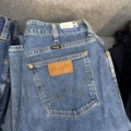 1542690-31 Stort jeansparti – LEE, Wrangler, Nudie Jeans, Superdry m.fl. | 140+ nya plagg med etikett