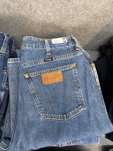 1542690-31 Stort jeansparti – LEE, Wrangler, Nudie Jeans, Superdry m.fl. | 140+ nya plagg med etikett