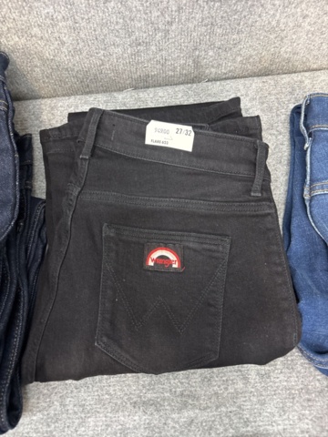 1542690-37 Stort jeansparti – LEE, Wrangler, Nudie Jeans, Superdry m.fl. | 140+ nya plagg med etikett