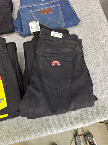 1542690-40 Stort jeansparti – LEE, Wrangler, Nudie Jeans, Superdry m.fl. | 140+ nya plagg med etikett