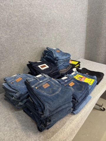 1542690-43 Stort jeansparti – LEE, Wrangler, Nudie Jeans, Superdry m.fl. | 140+ nya plagg med etikett