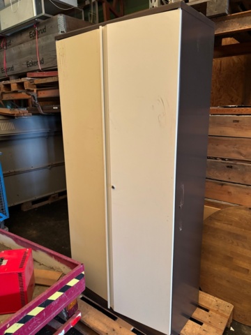 1475312-1 Metal storage cabinet with shelves