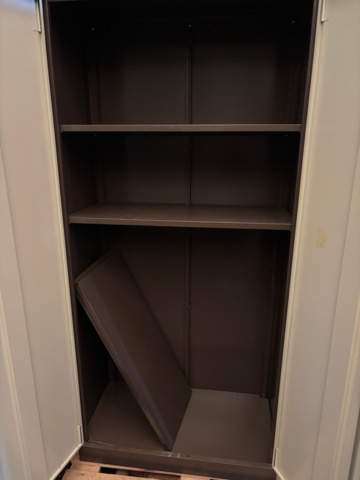 1475312-4 Metal storage cabinet with shelves