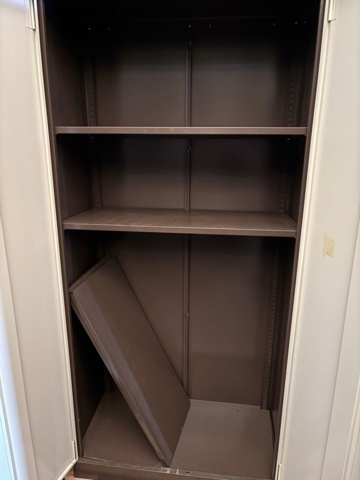 1475312-5 Metal storage cabinet with shelves