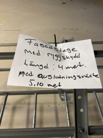 1373150-3 Fasadstege med ryggskydd och anslutningsräcke