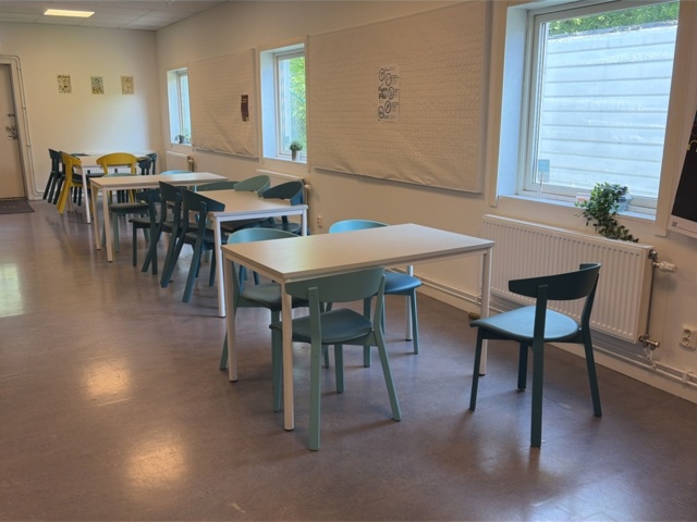 1525464-5 Skolmatsal - Bord, stolar, buffévagn, m.m.