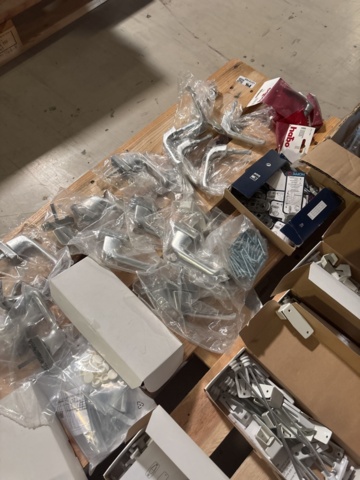 1373180-3 Samling med beslag och dörrhandtag – ASSA / Habo