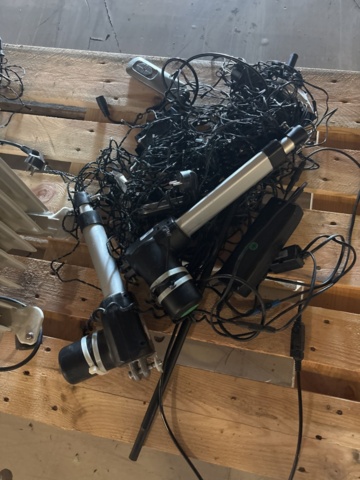 1373185-2 Samling med värmeelement och belysning / elektriska komponenter