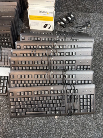1516358-3 Samling med tangentbord, webbkameror och USB-Ethernet-adaptrar
