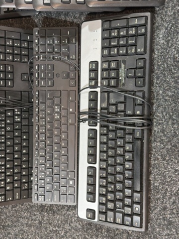 1516358-5 Samling med tangentbord, webbkameror och USB-Ethernet-adaptrar