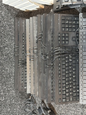 1516358-6 Samling med tangentbord, webbkameror och USB-Ethernet-adaptrar
