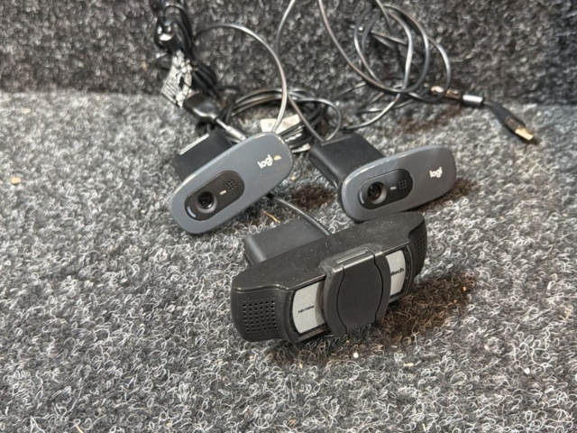 1516358-8 Samling med tangentbord, webbkameror och USB-Ethernet-adaptrar