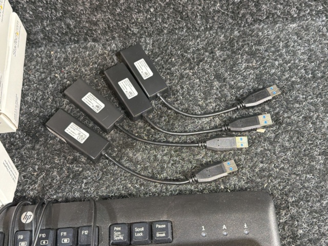 1516358-10 Samling med tangentbord, webbkameror och USB-Ethernet-adaptrar