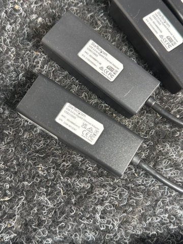 1516358-11 Samling med tangentbord, webbkameror och USB-Ethernet-adaptrar