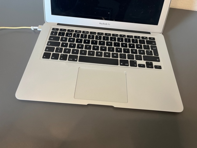 1511296-4 MacBook Air  A1466 med laddare