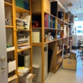 1535626-1 Förråd med lagerhyllor och laboratorie-/kontorsutrustning