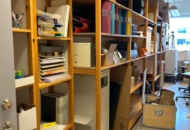 1535626 Förråd med lagerhyllor och laboratorie-/kontorsutrustning