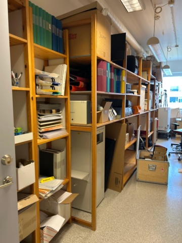 1535626-1 Förråd med lagerhyllor och laboratorie-/kontorsutrustning