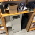 1535626-2 Förråd med lagerhyllor och laboratorie-/kontorsutrustning