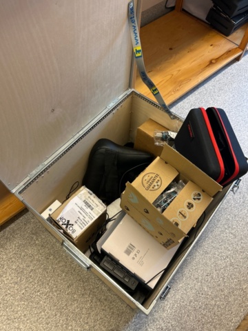 1535626-7 Förråd med lagerhyllor och laboratorie-/kontorsutrustning