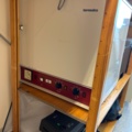 1535626-11 Förråd med lagerhyllor och laboratorie-/kontorsutrustning