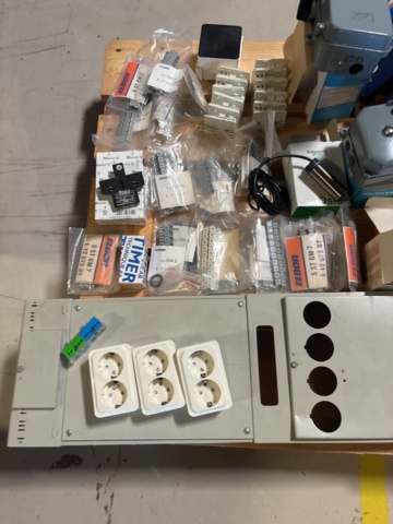 1373174-5 Samling med elmaterial, slipmaterial och verktyg – blandat parti