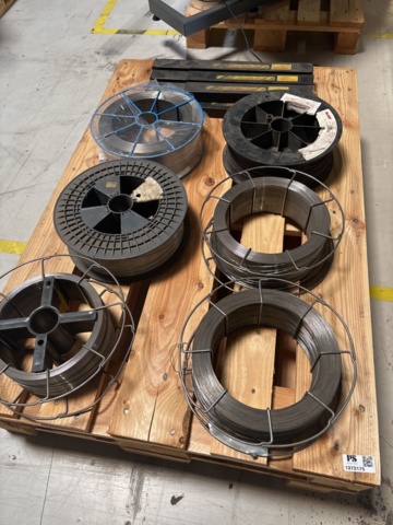 1373175-2 Samling med svetstråd / metalltråd på rullar samt metallsågblad