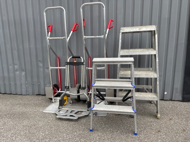 1535520-1 Warehouse trolleys and aluminum ladders