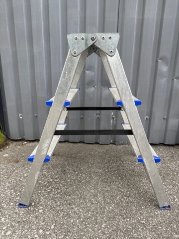 1535520-2 Warehouse trolleys and aluminum ladders