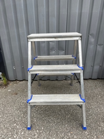 1535520-3 Warehouse trolleys and aluminum ladders