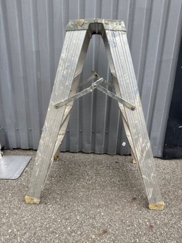 1535520-9 Warehouse trolleys and aluminum ladders