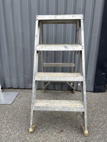 1535520-10 Warehouse trolleys and aluminum ladders