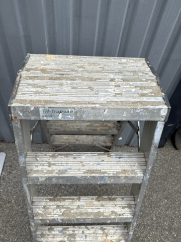 1535520-11 Warehouse trolleys and aluminum ladders