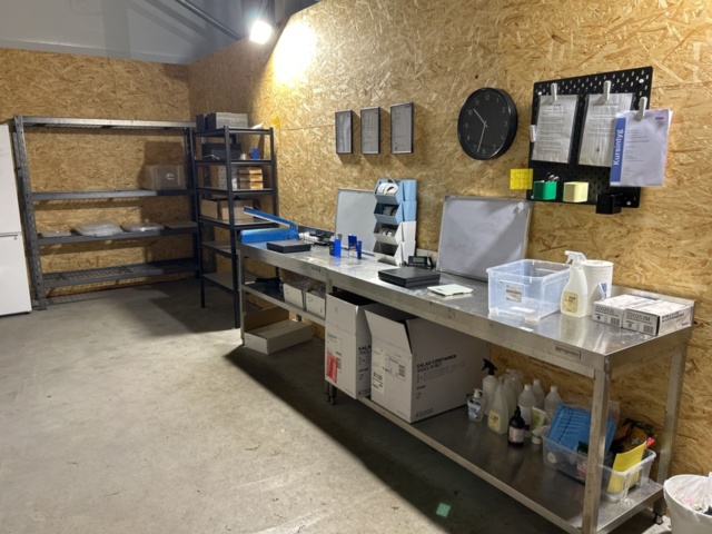 1504272-1 Samling med arbetsbänkar och hyllor