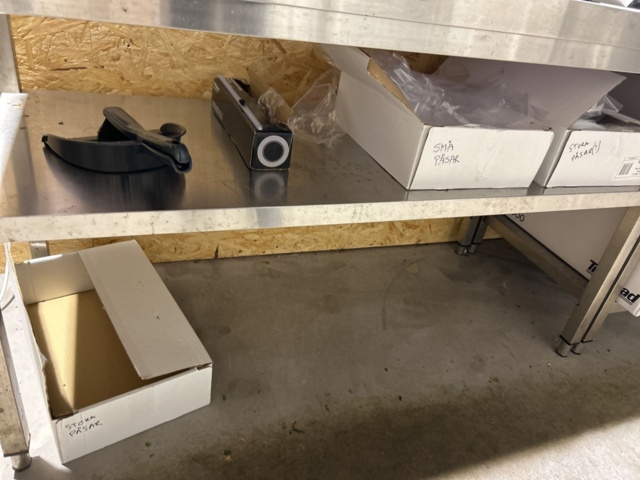 1504272-9 Samling med arbetsbänkar och hyllor