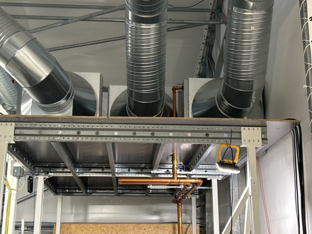 1504284-1 Fjärrvärmeanläggning med ventilations- och filtersystem för odlingstält
