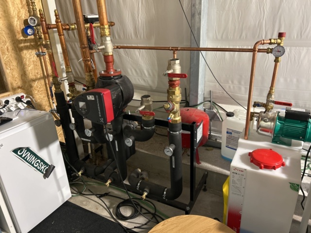 1504284-4 Fjärrvärmeanläggning med ventilations- och filtersystem för odlingstält
