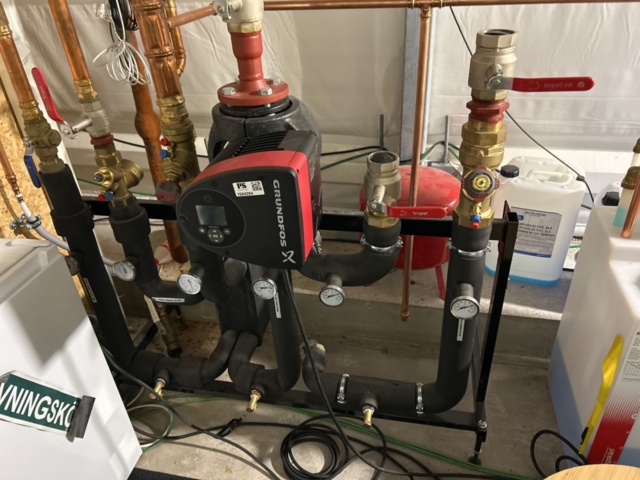 1504284-7 Fjärrvärmeanläggning med ventilations- och filtersystem för odlingstält