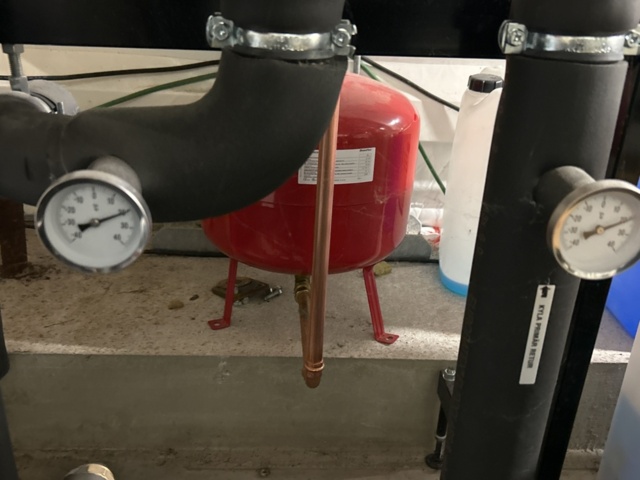 1504284-13 Fjärrvärmeanläggning med ventilations- och filtersystem för odlingstält
