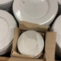 1373216-2 Samling med tallrikar